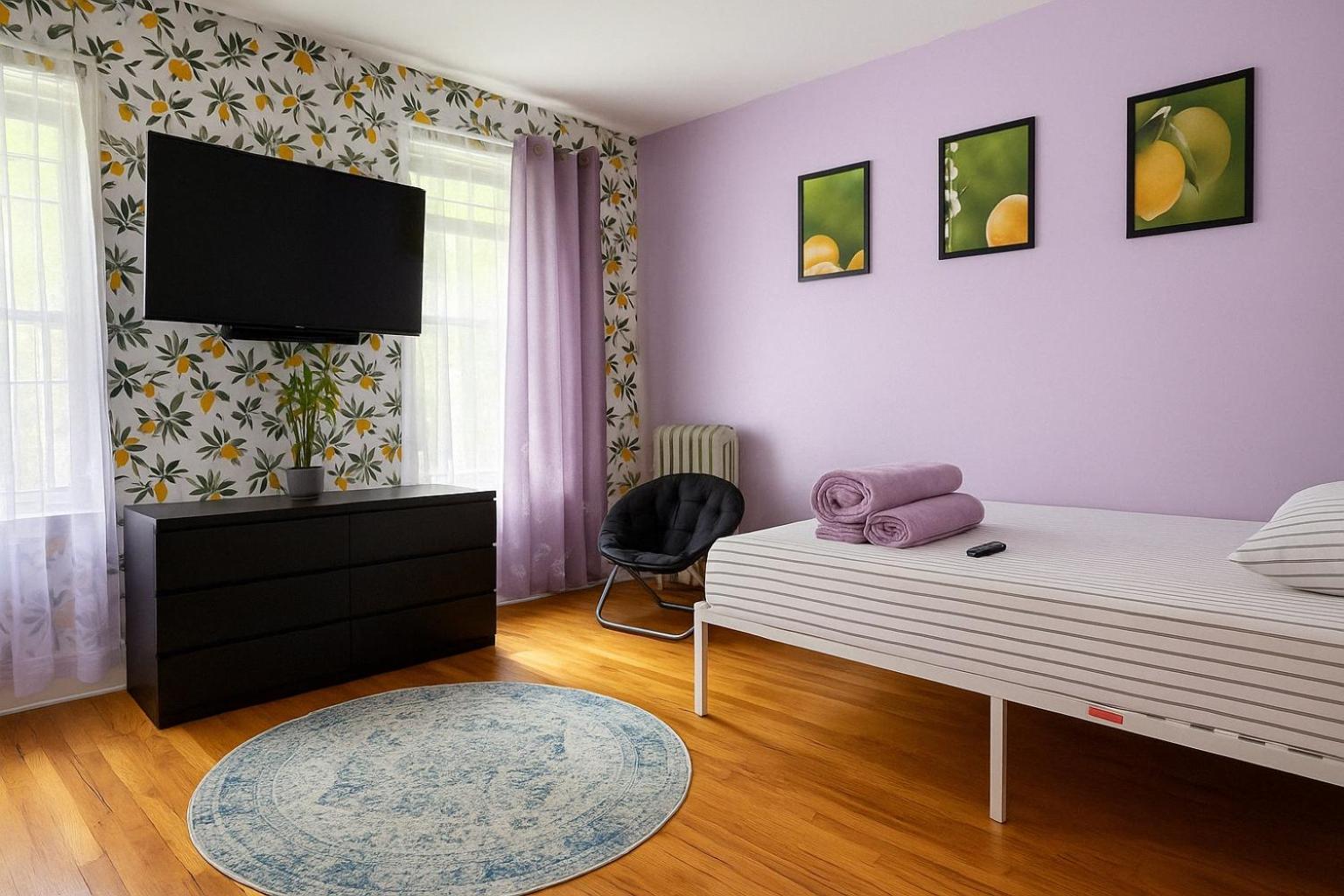 Lavender Queen Bright & Peaceful In Harlem * Nova York